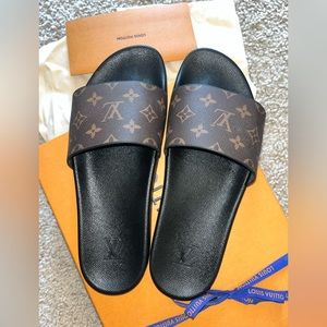 Authentic Men’s Louis Vuitton slides size 12